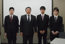 今年度の新入社員と松下社長 左から小串，松下社長，松岡，平田