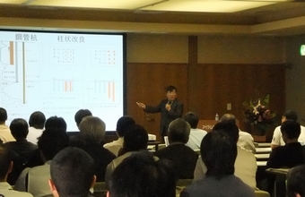 高森先生は、積水ハウス(株)にて、長年、基礎・地盤の研究に尽力され、同社にて日本初のスウェーデン式サウンディング試験を導入されました。 現在は、1995年にWASC基礎地盤研究所を設立し、この度の大震災において何度も被災地へ入られ、「住む人の生命と財産を守りたい」 と言う信念のもと奔走されております。