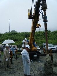 「地盤改良研修」・・・雨の中での現場研修 現場の皆様の苦労を実感